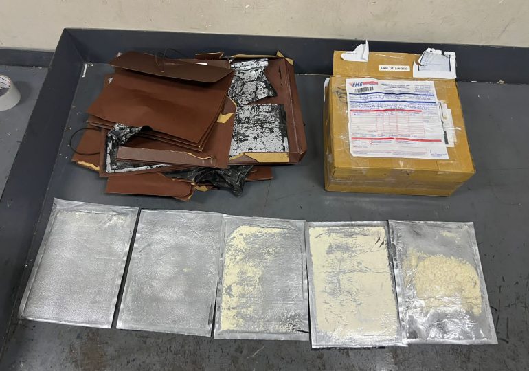 VIDEO | Encuentran varios folder rellenos de cocaína; serían enviados a Australia