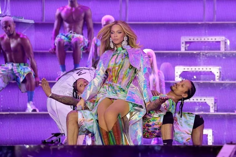 Bailarines de Beyoncé se pelearon con fanático que trató de arrojarle un objeto a la cantante en pleno concierto
