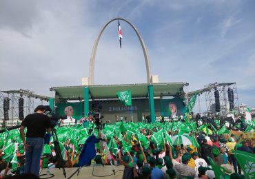 FP abarrota Plaza de la Bandera por haber superado dos millones de inscritos en su padrón