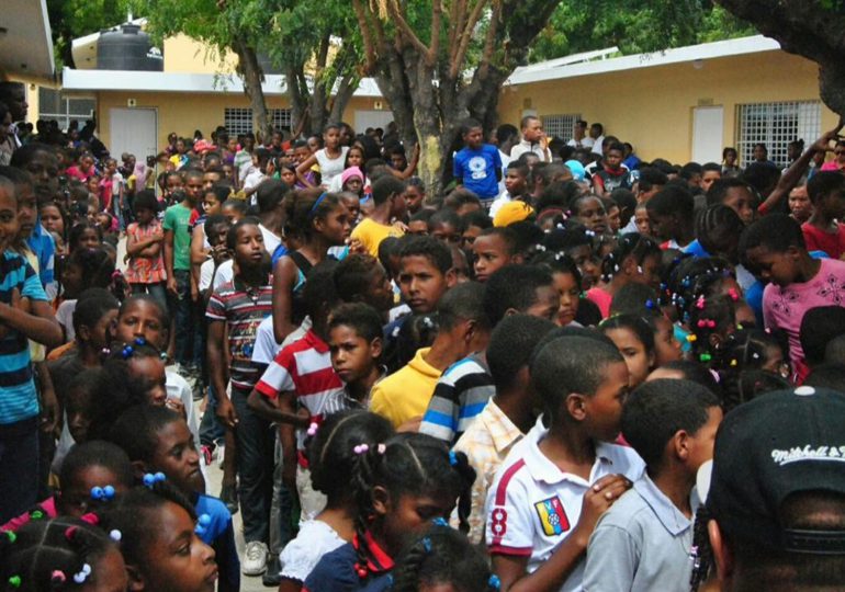 Fundación Dominicana de Urología Dr. Pablo Mateo realiza donaciones de útiles escolares a lugareños del municipio de Vallejuelo