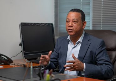 Aspirante presidencial por Alianza País rechaza medidas tomadas por Abinader contra Haití