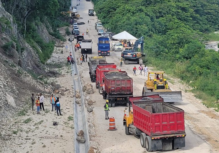 MOPC anuncia programa de circulación vehicular en carretera Barahona-Enriquillo debido a trabajos por derrumbes