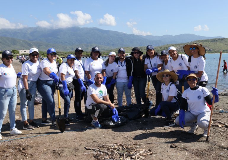 Unión de más de 120 voluntarios en Playa Tortuguero, Azua, para hacer la diferencia | RC Noticias