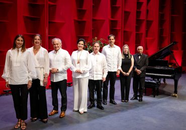Fundación Edwardo León Jimenes dona un nuevo piano al Teatro Nacional