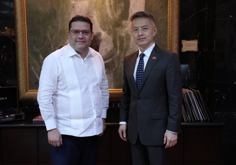 Eduardo Sanz Lovatón recibe visita del embajador de la República Popular China en el país