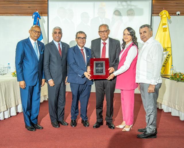 Doctor Rafael Sánchez es reconocido con el galardón “Maestro de la Medicina Dominicana”