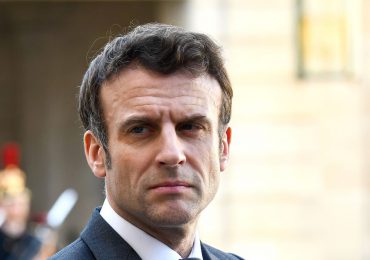 Macron defiende su criticada presencia en misa del papa Francisco en Francia
