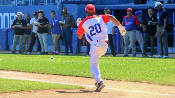 Cazatalentos evalúan a beisbolistas en primer tryout oficial en Cuba