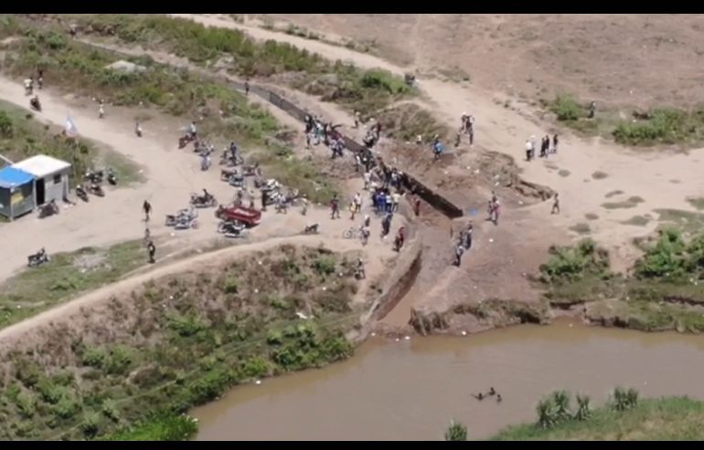 VIDEO | Haitianos comienzan a rellenar el canal que desviaría el cause del río Masacre