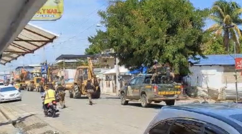 VIDEO | Movilizan maquinaria pesada a la frontera con Haití