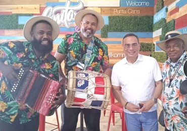 Video|Al ritmo del tambor fue recibido Gilberto Santa Rosa al llegar a RD