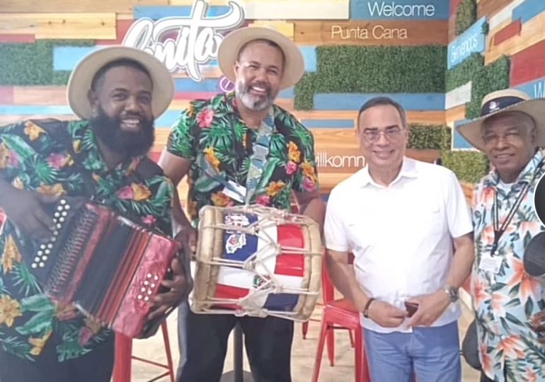 Video|Al ritmo del tambor fue recibido Gilberto Santa Rosa al llegar a RD