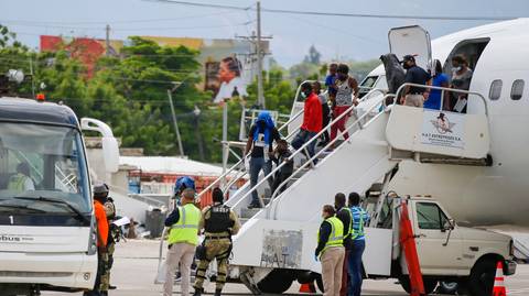 Los defensores haitianos y de los derechos de los inmigrantes quieren que se suspendan todas las deportaciones a Haití desde EEUU