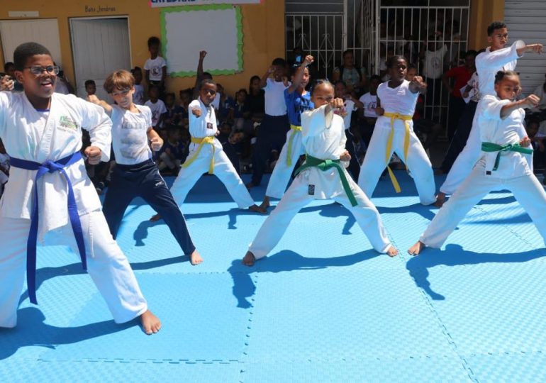 INEFI lleva tres deportes a la Escuela Primaria Simón Bolívar
