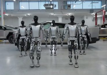 VIDEO | Tesla lanza una actualización del robot Optimus con un vídeo que parece CGI