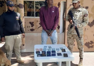 Migración detiene y somete a la justicia a dominicano con nueve pasaportes haitianos en Elías Piña
