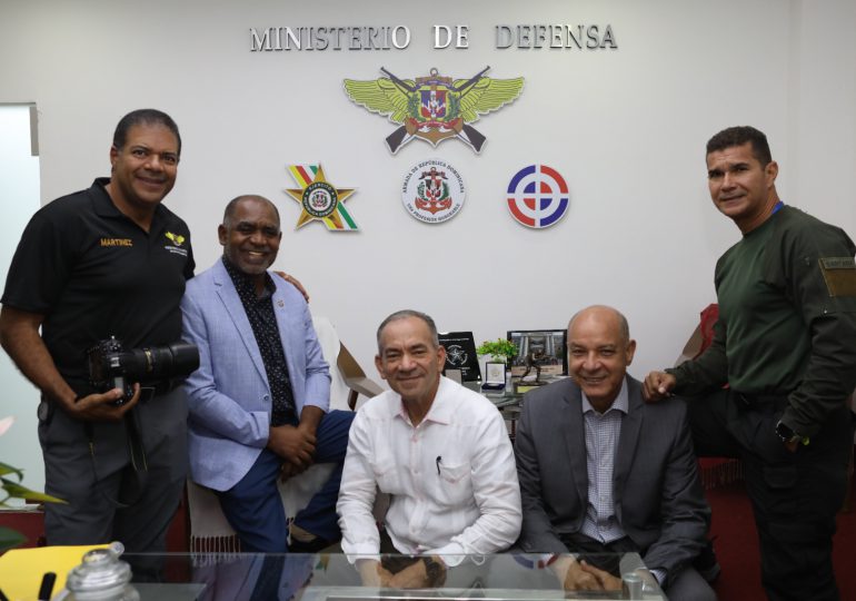 Maestros de la fotografía periodística destacan su valor en la comunicación estratégica militar