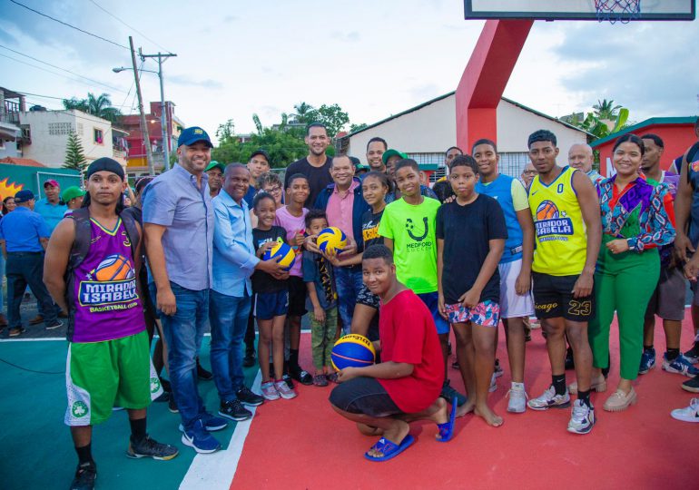 Alcalde Carlos Guzmán entrega vivienda en Los Guaricanos e inaugura cancha deportiva en el Primaveral