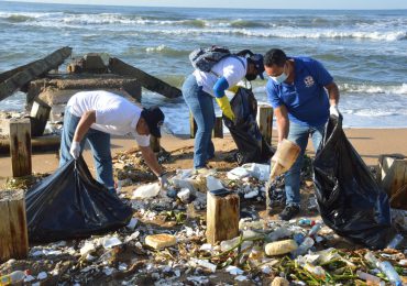 Escuela de Estudios Estratégicos de la UNADE se moviliza a Playa Guibia a limpiar sus costas y en apoyo al proyecto "Protegiendo nuestro futuro"