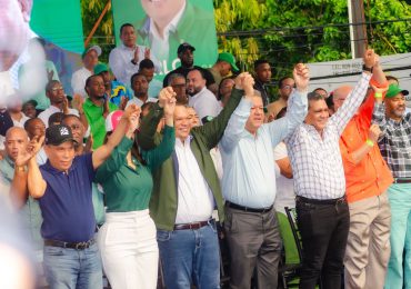 Leonel Fernández proclama oficialmente a Carlos Guzmán como candidato alcalde de SDN