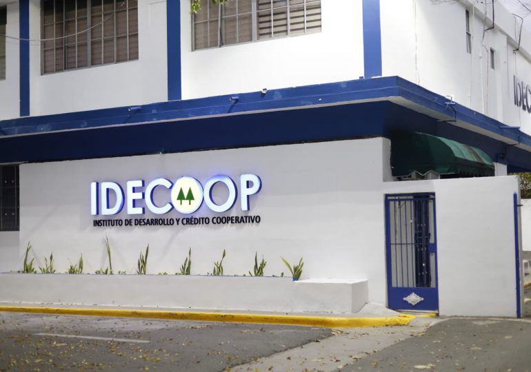 Abinader emitió tres decretos que incorporan 78 nuevas cooperativas al IDECOOP