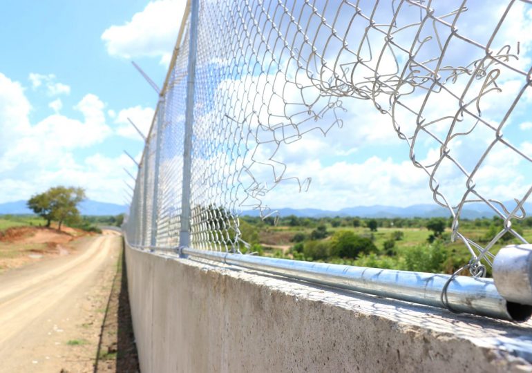 Haitianos logran romper malla ciclónica de verja perimetral para ingresar al país