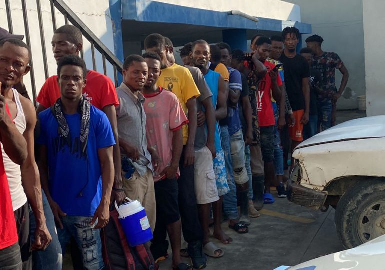Policía Nacional apresa varios indocumentados haitianos y les ocupan armas blancas