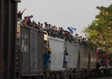 La mayor empresa ferroviaria de México suspende trenes de carga ante creciente flujo de migrantes