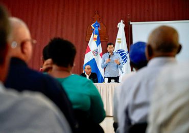 Roberto Ángel coordina asistencia social a familias vulnerables de Elías Piña