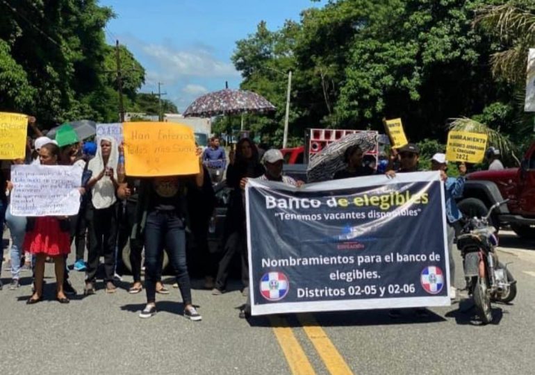 Video| Profesores de San Juan demandan nombramientos; paralizan el tránsito y protestan frente al Distrito Educativo 02-06