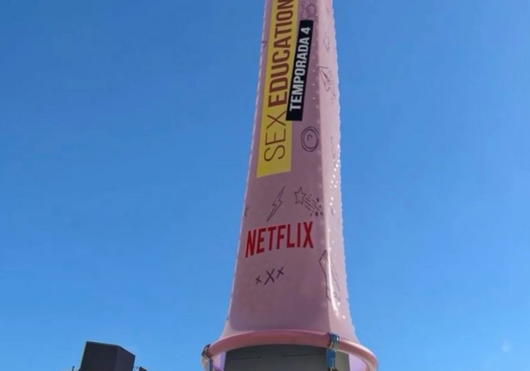 “Colocan” preservativo gigante al obelisco de Buenos Aires para promocionar nueva temporada de Sex Education