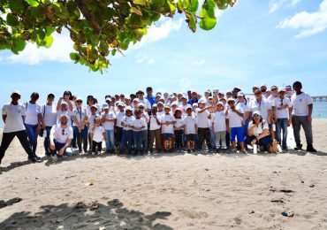 Hijos de empleados de Medio Ambiente realizan jornada de limpieza en la playa Gringo