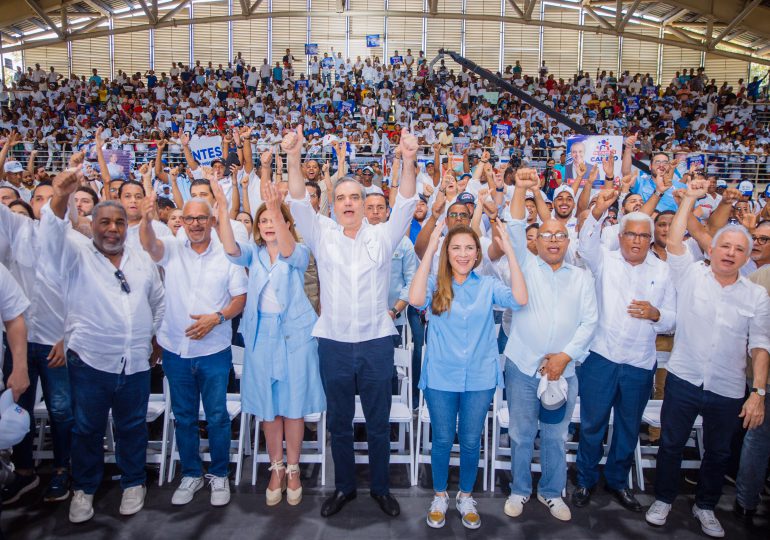 Luis Abinader a opositores: "Ustedes, ni vuelven ni van porque el cambio sigue"