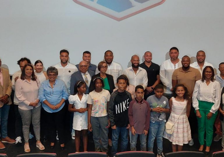 Peloteros dominicanos de MLB lanzan campaña "Tú Puedes Ser Un MVP" para motivar jóvenes jugadores a seguir estudiando