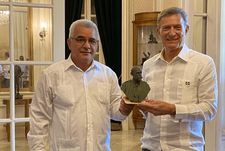 Canciller Roberto Álvarez realiza visita al Centro Fidel Castro Ruz en Cuba