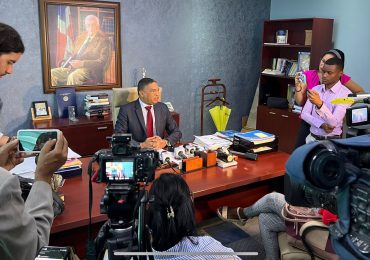 Senador Yvan Lorenzo solicita al Pleno Senatorial investigar el otorgamiento de residencia y nacionalidad dominicana a exfuncionaria peruana involucrada en casos de corrupción