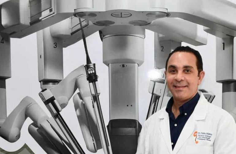 Dr. Pablo Mateo realiza con éxito primera intervención quirúrgica con consola robótica