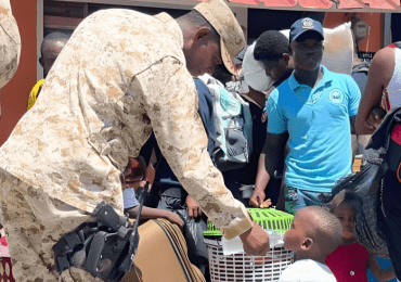 Captan a soldado del Ejército RD hidratando a niño de nacionalidad haitiana en la frontera