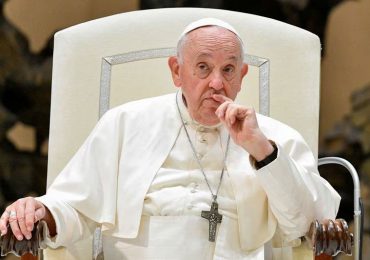 El papa Francisco, todavía con gripe, cancela sus audiencias del lunes