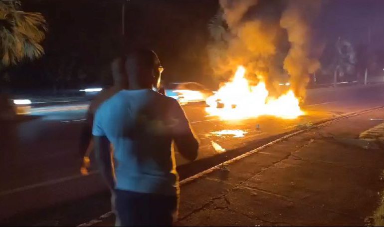 VIDEO | Residentes de Colinas del Arroyo II en la Jacobo Majluta protestan por apagones