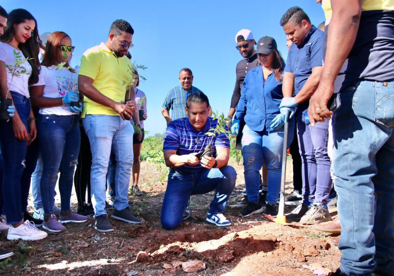 Luis Alberto Tejeda realiza jornada de reforestación; trabajará por un Santo Domingo Este Verde