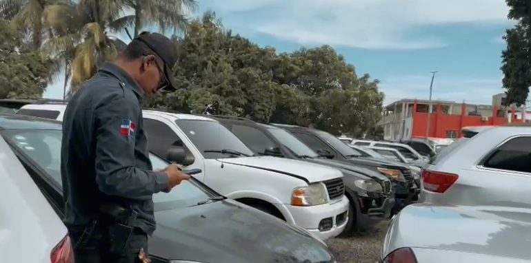 VIDEO | PN realiza operativo de depuración de vehículos en la ciudad de La Vega
