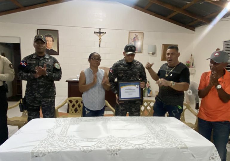 VIDEO | Junta de vecinos y comunitarios del barrio Don Bosco en Jarabacoa reconocen a encargados de la PN y DNCD