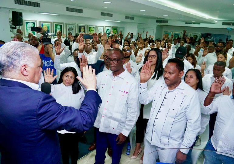 Miguel Vargas juramenta cientos de dirigentes al PRD en los Alcarrizos