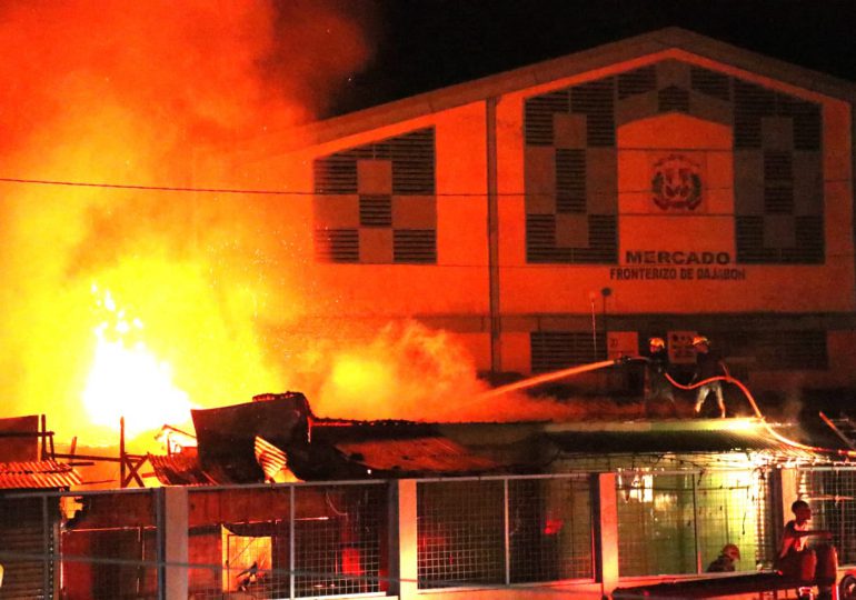 VIDEO | Se produce incendio dentro del mercado fronterizo de Dajabón; ha sido controlado en un 90%