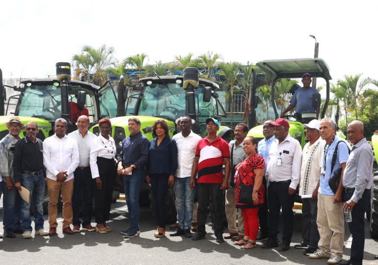 VIDEO | Ministerio de Agricultura entrega cinco tractores a productores agropecuarios de Monte Plata