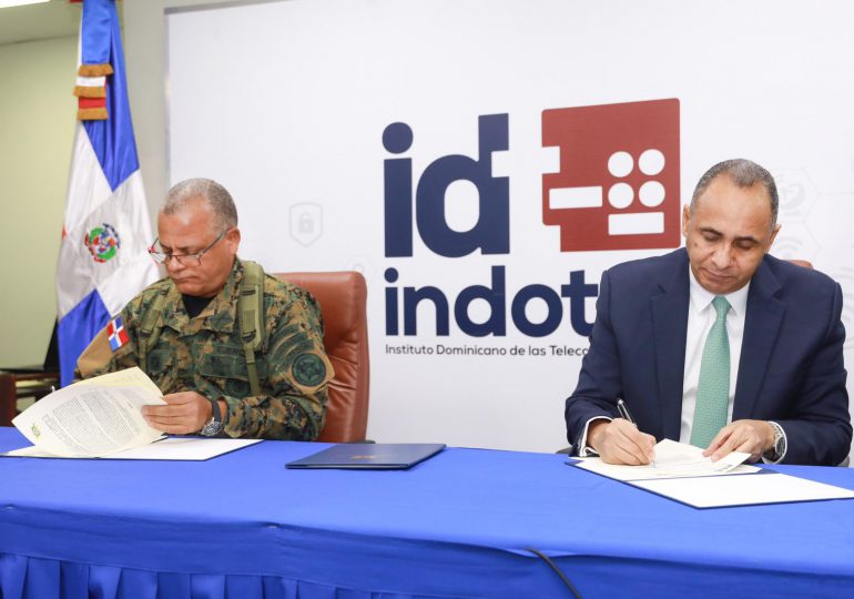 Firman acuerdo para instalación de internet satelital en destacamentos de Elías Piña
