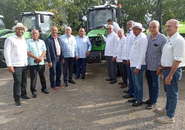 VIDEO | Ministerio de Agricultura entrega cuatro tractores en apoyo a productores de tabaco