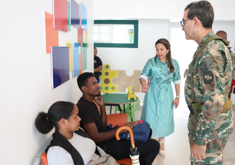 Ministro de Defensa y presidenta de ADEOFA visitan el Centro de Atención Integral de las Fuerzas Armadas
