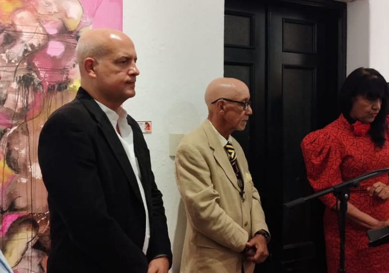 Rosa Elina Arias inaugura su vigésima octava exposición de arte visual; a través del lienzo dio vida a la poética Delmonte